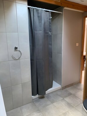Een douche, een haardroger, handdoeken