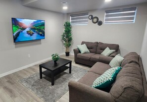 Living area - 4 - Bedrooms in Devonshire Cozy Haven (Winnipeg)