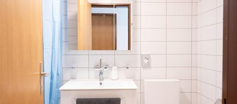 Central12 – Free Parking - Private Yard - Close to Bus - Close to Old Town Thun