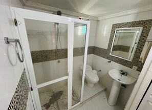 Regadera, toallas, jabón, papel de baño 