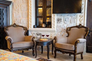 Luxury Suite, Jetted Tub, Valley View | Living area