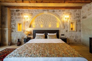 Luxury Süit, Sıcak Su Küveti, Vadi Manzaralı | Mısır pamuklu çarşaf takımı, kaliteli yatak takımı, kuştüyü yorgan 