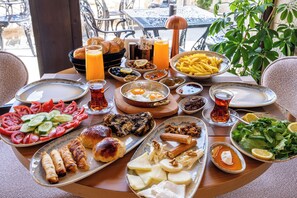 Una mesa con diversos alimentos, como pan, huevos y verduras.