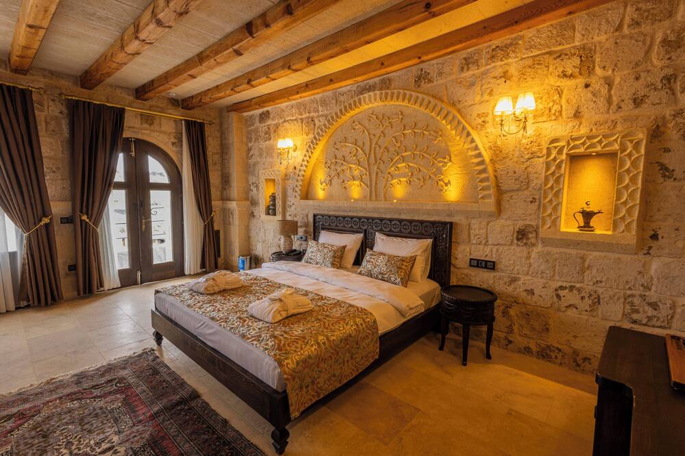 Aurelia cave suites