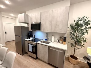 Refrigerador, microondas, horno y parrilla de estufa 