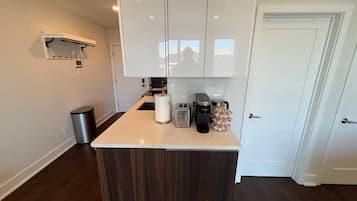 Coffee/tea maker, fridge, microwave, oven