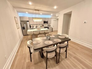Dining - Luxury Chic Center City 2BR & 2Bath Apartment (Philadelphia)