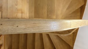 A wooden staircase with a curved design and a metal handrail. - Premium villa, enclosed garden, games room. (La Baule-Escoublac)