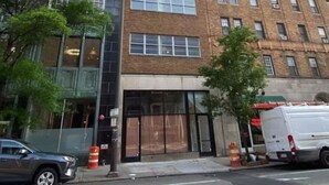 Un immeuble à plusieurs étages, doté d’une façade en briques, de grandes fenêtres et d’une entrée moderne en verre.