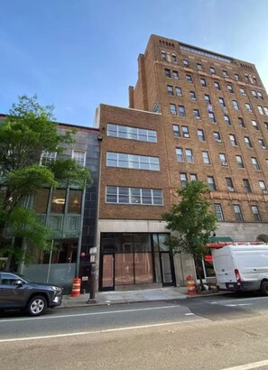 Exterior - Skyline Balcony | Luxury & Cozy Center City 1BRApt (Philadelphia)