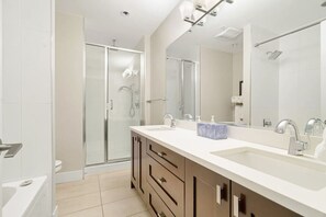 Hair dryer, towels - Embrace Serenity Luxe 2BR, Sky-high Deck (Harrison Hot Springs)