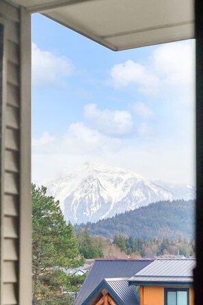 Interior - Embrace Serenity Luxe 2BR, Sky-high Deck (Harrison Hot Springs)