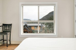 2 bedrooms, iron/ironing board, travel cot, WiFi - Embrace Serenity Luxe 2BR, Sky-high Deck (Harrison Hot Springs)