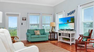 House, Multiple Beds (Rhapsody in Blues) | Living area