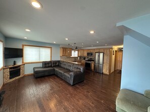 TV, fireplace