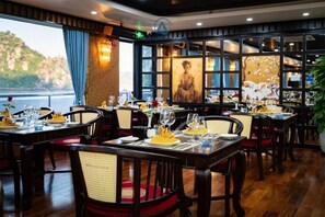 Dining - Dora Cruise Lan ha bay 5 Star (Thành phố Hạ Long)
