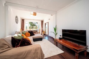 Living area - Spacious 4Bed Home with Decked Garden Forest Hill - Pass the Keys (London)