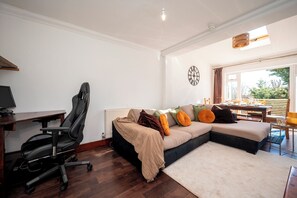 Living area - Spacious 4Bed Home with Decked Garden Forest Hill - Pass the Keys (London)
