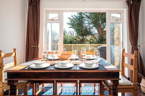 Spacious 4Bed Home with Decked Garden Forest Hill - Pass the Keys