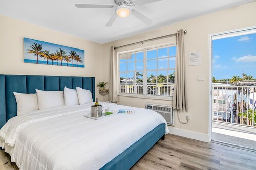 Cozy King Studio with Stunning Waterfront Views in Fort Myers Beach