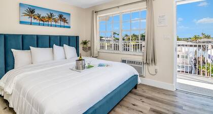 Cozy King Studio with Stunning Waterfront Views in Fort Myers Beach