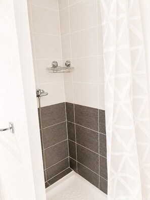 Douche, serviettes fournies