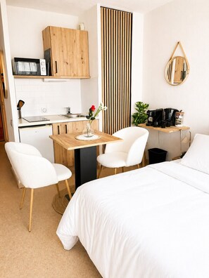WiFi, bed sheets - Cozy Renovated Studio – Ferris Wheel View – Beach – Pool (Le Cap D'Agde)
