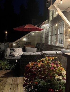 Outdoor dining - Ski's The Day: Winsome 3-bedroom mountain townhome with AC in Jiminy Peak (Hancock)