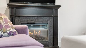 Interior - Elevated Escapes: 2BR Overlooking Mountain View! (Harrison Hot Springs)