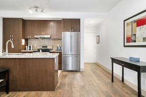 Wasserkocher mit Kaffee-/Teezubehör, Kühlschrank, Mikrowelle, Ofen