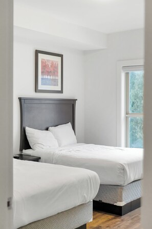 2 bedrooms, WiFi, bed sheets - Elevated 2BR Lakeview Escape w/ Modern Amenities Near Harrison Lake (Harrison Hot Springs)
