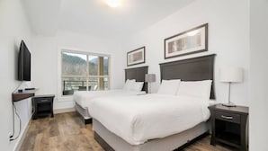 2 bedrooms, iron/ironing board, travel cot, WiFi - Elevated Escapes: 2BR Overlooking Mountain View! (Harrison Hot Springs)