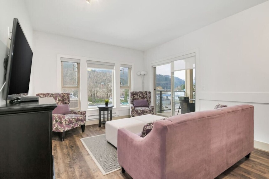 Elevated Escapes: 2br Overlooking Mountain View! - Harrison Hot Springs