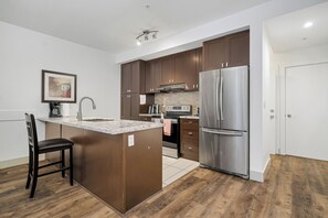 Private kitchen - Elevated 2BR Lakeview Escape w/ Modern Amenities Near Harrison Lake (Harrison Hot Springs)