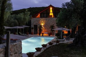 Una piscina al aire libre de temporada