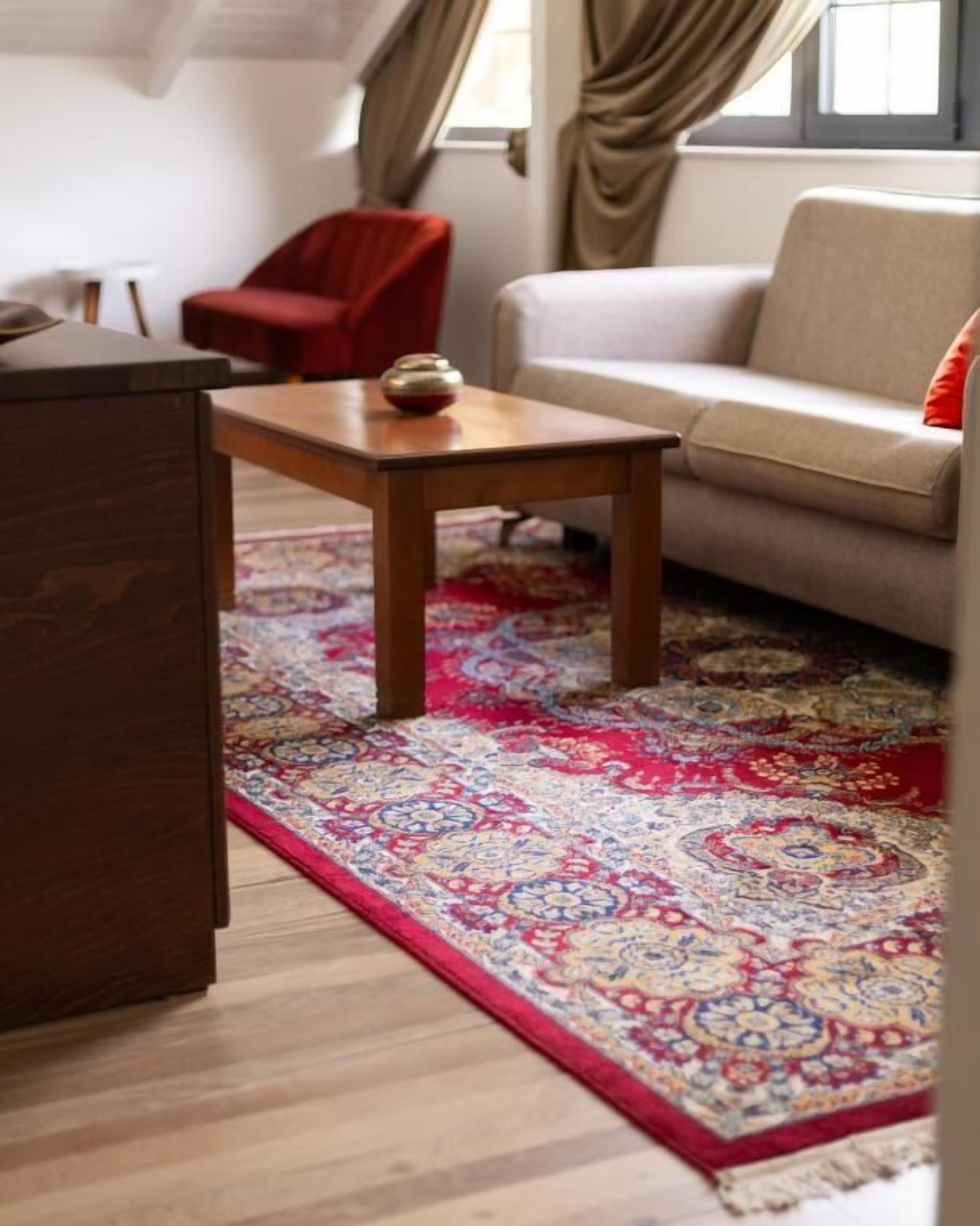 Deluxe Suite, Poolside | Living area