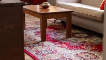 Deluxe Suite, Poolside | Living area