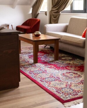 Deluxe Suite, Poolside | Living area