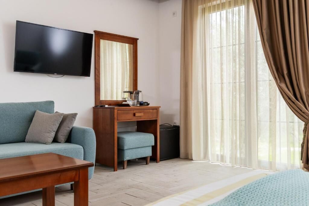 Deluxe Triple Room, Garden View | Living area