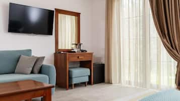 Deluxe Triple Room, Garden View | Living area