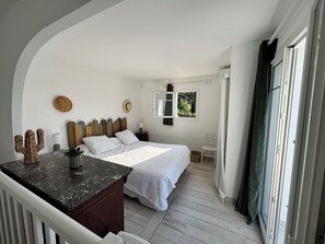 3 bedrooms, iron/ironing board, travel cot, free WiFi - Provencal Villa near the beach  ( 7 minutes walking) (Roquebrune-sur-Argens)