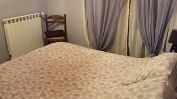 Iron/ironing board, Internet, bed sheets