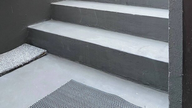 A set of concrete stairs leading up to a door. - Room-self Check-in Sun Loft (Halmstad)