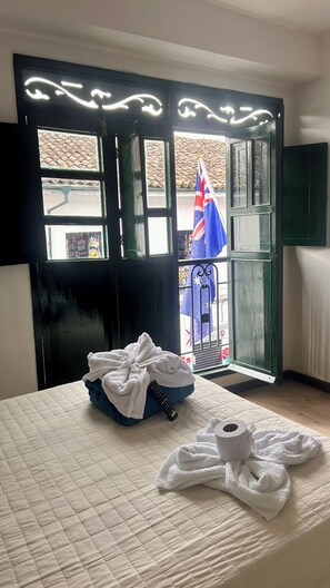 Chambre quadruple Standard, balcon, vue sur la ville | Bureau, espace de travail pour ordinateurs portables
