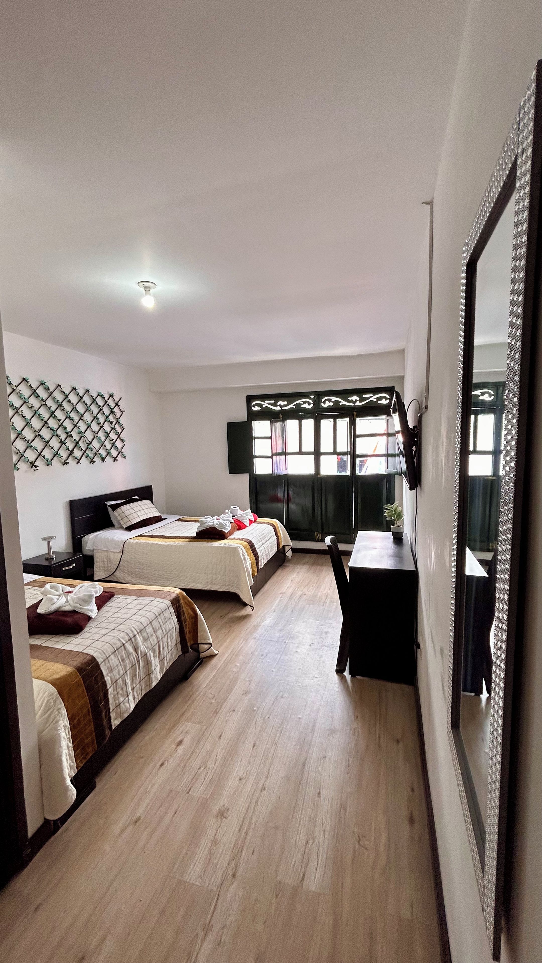 Habitación cuádruple estándar, balcón, vistas a la ciudad | Escritorio, espacio para trabajar con un portátil, wifi gratis