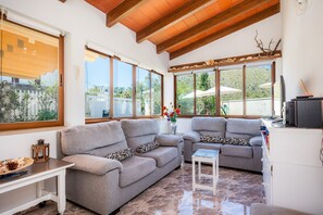 TV, DVD player - Villa Luna with Pool and Mountain Views (Alcúdia)
