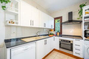 Fridge, microwave, oven, stovetop - Villa Luna with Pool and Mountain Views (Alcúdia)