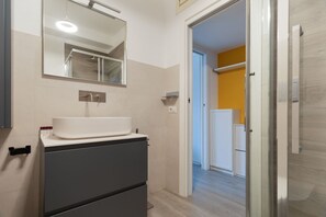 Shower, bidet, towels - GuestHost - Cozy 40m2 apartment, ideal for two, on the third floor of a building with lift.The accommodation is located a stone's throw from Piazza Vetra, a historic district of Milan, located behind the Basilica of San Lorenzo, transformed from a popula (Milan)