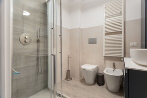 Shower, bidet, towels - GuestHost - Cozy 40m2 apartment, ideal for two, on the third floor of a building with lift.The accommodation is located a stone's throw from Piazza Vetra, a historic district of Milan, located behind the Basilica of San Lorenzo, transformed from a popula (Milan)