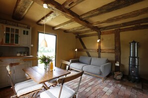 Dining - A guest at Idyll (Roggendorf)